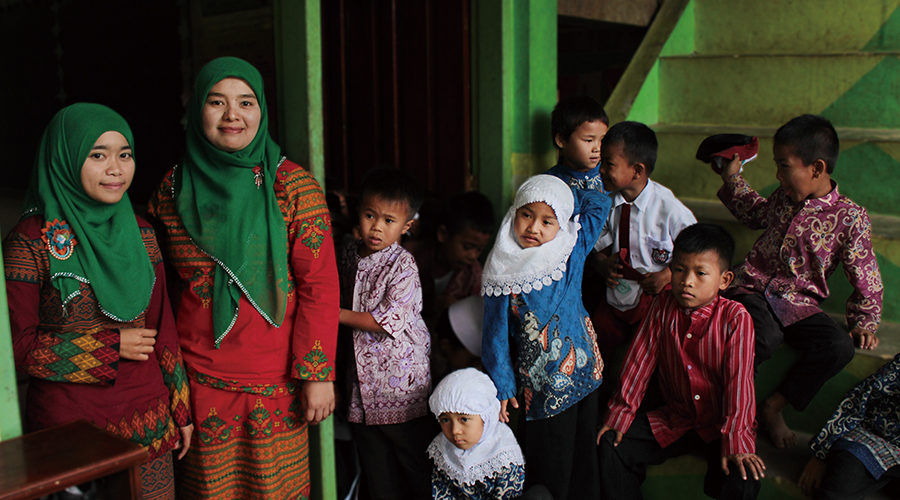 タベ村のイスラム小学校の生徒たち。一番左は2017年度PHD研修生デフィさん。