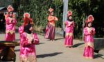 PHDツアー一行を歓迎する子供たちの踊り